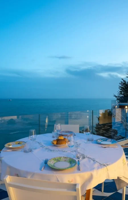 terrazzo con area relax vista mare di sera laguna blu la perla della costiera amalfitana sito casa vacanze costiera amalfitana