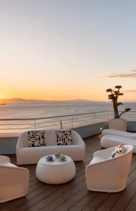 terrazzo con solarium e area relax vista mare al tramonto laguna blu la perla della costiera amalfitana sito casa vacanze costiera amalfitana