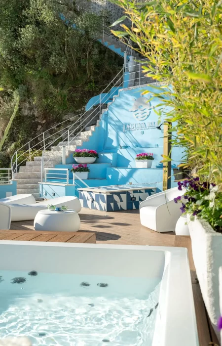 terrazzo con solarium e jacuzzi vista mare laguna blu la perla della costiera amalfitana sito casa vacanze costiera amalfitana